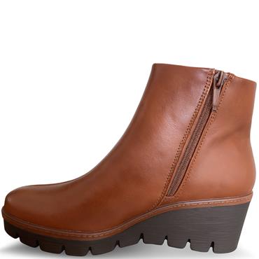 SUSST WOMENS WEDGE ZIP ANKLE BOOT - COGNAC
